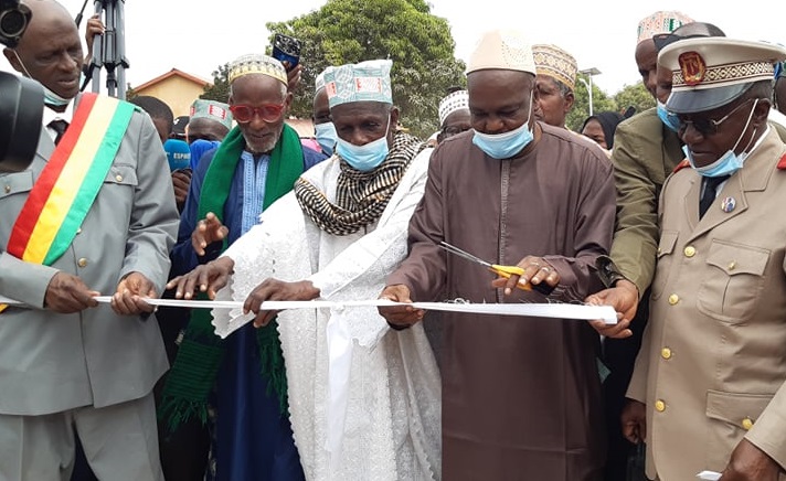 Coupure du ruban lors de la double inauguration de la mosquée et de l'hôpital de Kounta