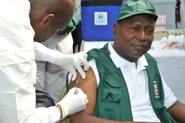 Dr Sakoba Keita lors du lancement d’un essai vaccinal contre Ebola en Guinée, en mars 2015