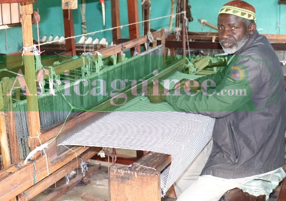 Un tisserand dans son atelier à Popodara