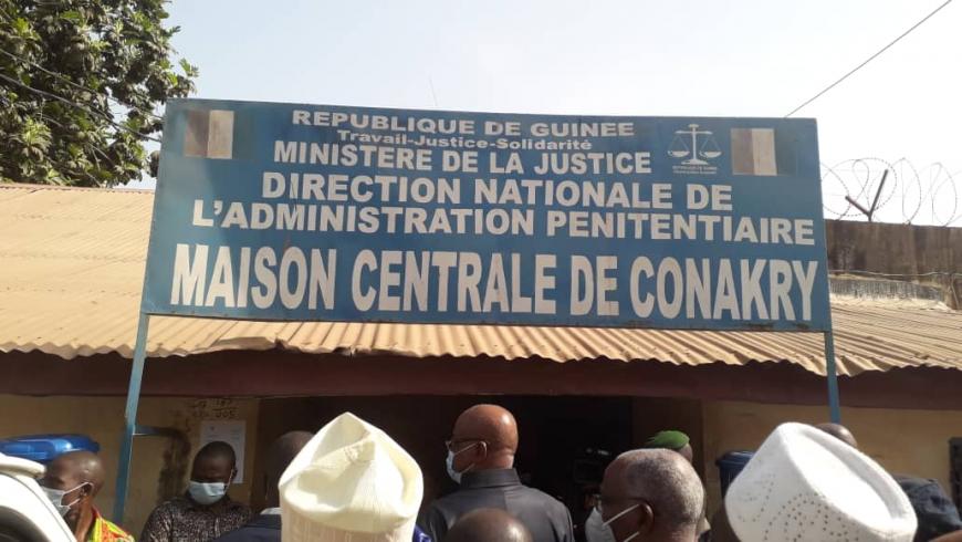 Feature image Un panneau montre l’entrée de la Maison centrale de Conakry. Photo prise devant cette prison le 11 mars 2021, à Conakry, en Guinée. © 2021 Mamoudou Diallo
