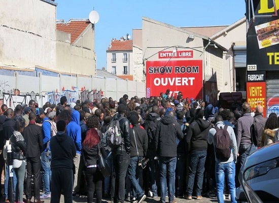 Des guinéens rassemblés à Montreuil pour l'obtention du passeport en avril 2016, crédit photo Le Parisien