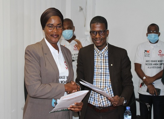 Mme Yacine Bayo, Directrice Générale de Vista Bank Guinée et Sékou Amadou Bah, le Directeur Général de Orange finances mobiles