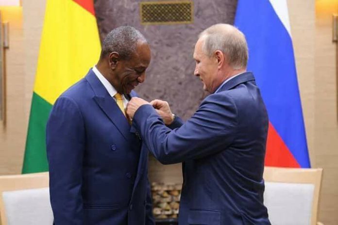 Alpha Condé et Vladimir Poutine, lors d'une visite à Moscou