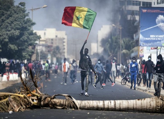 Violences au Sénégal, un manifestant dans les rues de Dakar