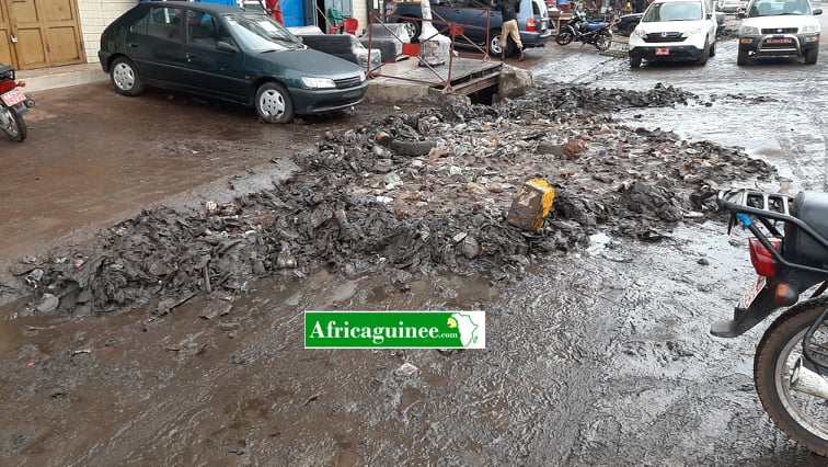 Feature image Des tas d'immondices sur la chaussée à Kipé
