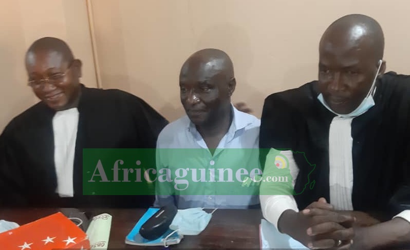 Amadou Diouldé Diallo entourés de ses avocats, Maitres Salif Béavogui (G) et Alsény Aissata Diallo (D) au TPI de Dixinn