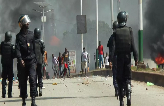 Des forces de polices dispersent des manifestants à Conakry