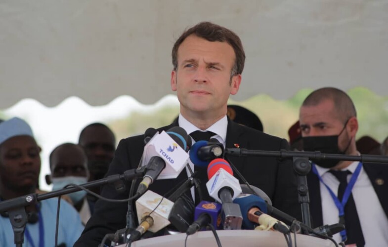 Feature image Emmanuel Macron prononçant son discours aux obsèques d'Idris Déby Itno