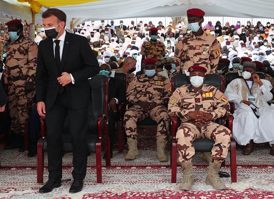 Feature image Emmanuel Macron lors des obsèques d'Idris Déby Itno
