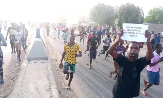 Feature image Des manifestants dans les rues de N'Djamena