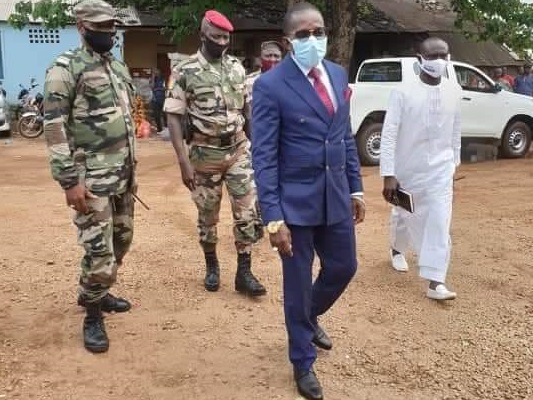 Maitre Mory Doumbouya, garde des Sceaux en compagnie de Sékou Keita, responsable de communication du département de la Justice