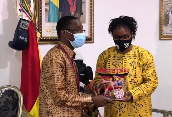 Le ministre des Sports, Sanoussi Bantama Sow et l'athlète Yarie Camara