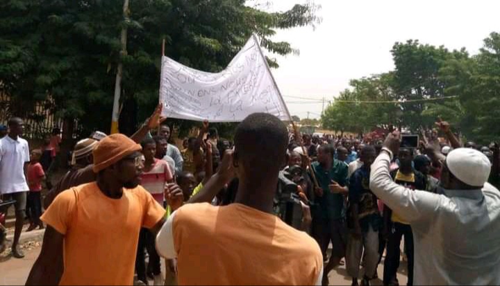 Des citoyens manifestent à Kankan contre la fermeture des mosquées pendant les prière nocturnes