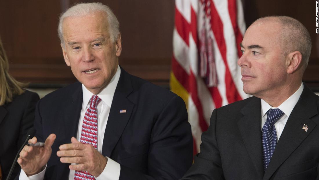 Joe Biden et Alejandro Mayorkas, son secrétaire en charge de la Sécurité intérieure