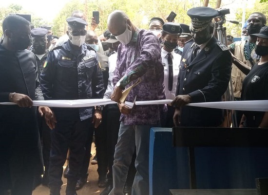 Le ministre de la Sécurité DAMANTANG Albert Camara inaugurant un centre de délivrance de passeport  à Conakry