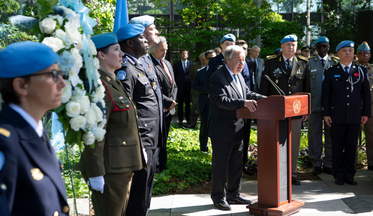 Antonio Guterres, Secrétaire général de l'ONU s'exprimant devant des Casques bleus,  image d'archives