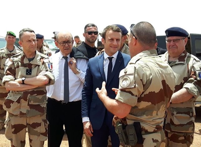 Emmanuel Macron et des soldats français déployés au Mali