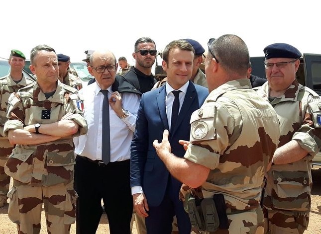 Feature image Emmanuel Macron et des soldats français déployés au Mali