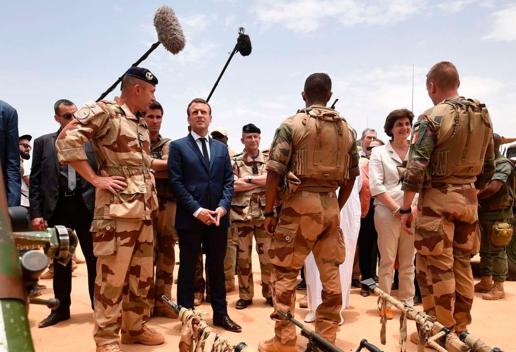 Feature image Emmanuel Macron, président de la France avec la force Barkhane