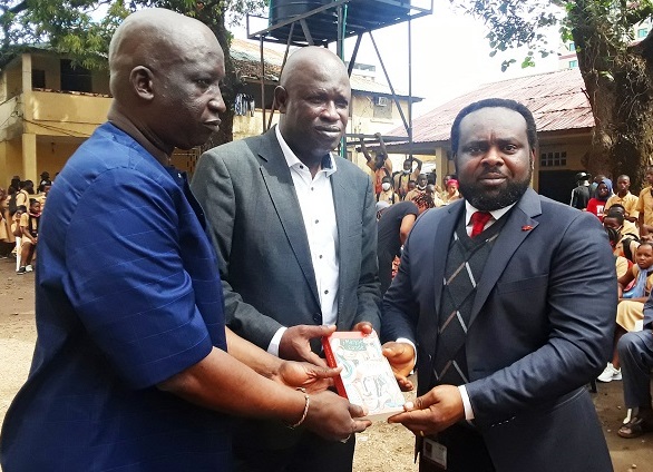 Feature image dg_uba_remise_de_livre_aux_cadres_dce