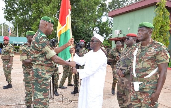 Feature image Dr Mohamed Diané, ministre d'Etat à la Défense habillé en boubou blanc