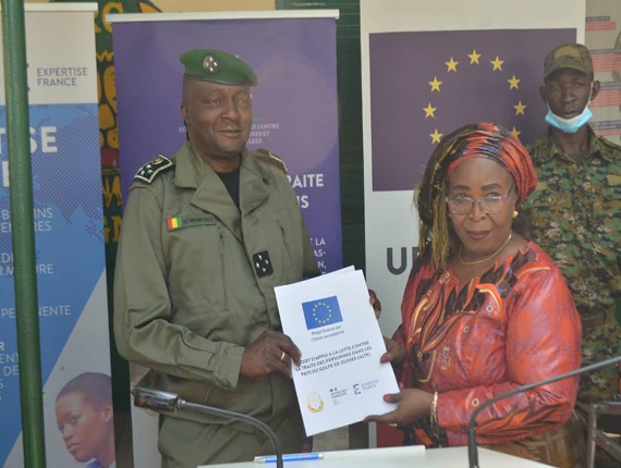 La ministre de l’action sociale Aïssata Daffé (D) et le Général Ibrahima Baldé, haut commandant de la gendarmerie.