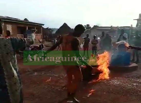 Des jeunes manifestent à Fadou-Saba en Haute Guinée.