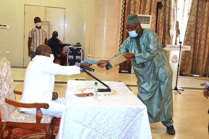 Alpha Condé, président de la République de Guinée et Elhadj Mamadou Sylla au Palais Sékhoutoureyah