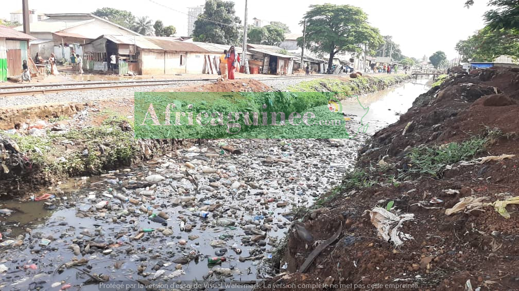 Feature image Un caniveau rempli d'eaux usées et d'immondices au quartier Hafia 1