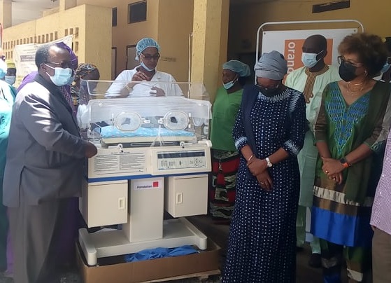 La Fondation Orange Guinée offre (5) cinq couveuses aux hôpitaux de Donka et Ignace Deen