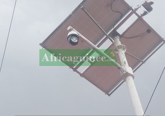 Feature image Une caméra de surveillance fixée à un poteau d'éclairage à Mamou