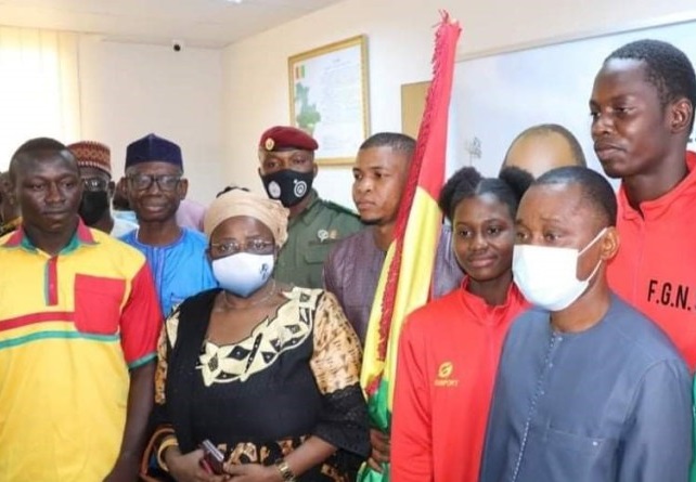 Le ministre des Sports, Sanoussi Bantama Sow et des athlètes guinéens