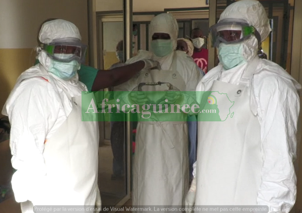 Des médecins dans un centre de traitement épidémiologique à Nzérékoré