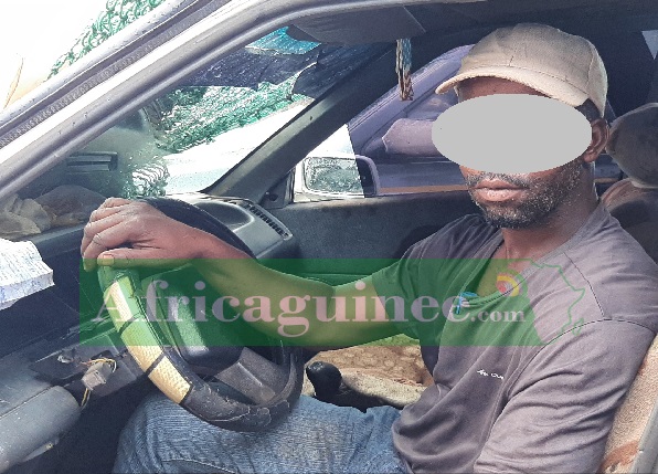 Un conducteur de taxi urbain à Conakry