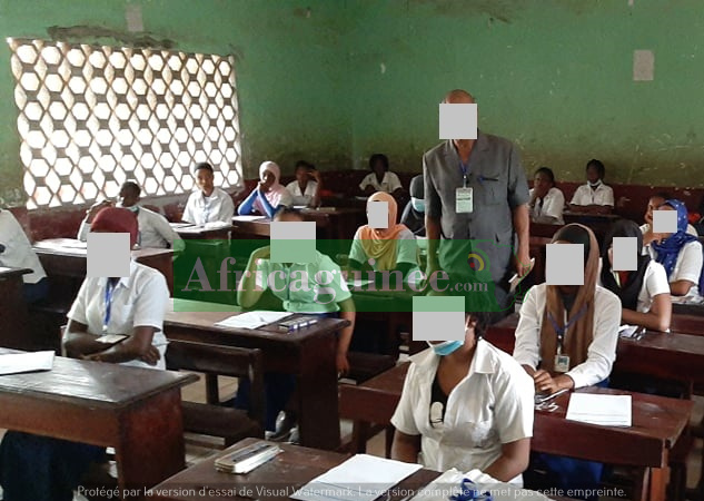 Des candidats au baccalauréat dans leur salle d'examen