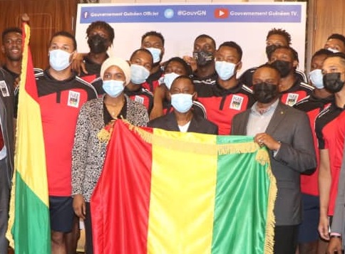 Le drapeau national remis aux basketteurs guinéens pour l'afrobasket