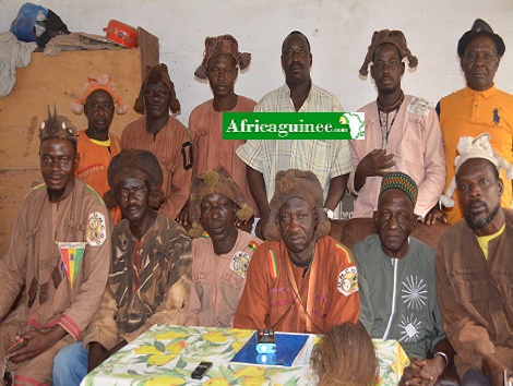 Des responsables et membres de l'Union Nationale des chasseurs et guérisseurs traditionnels de Guinée, image d'archive