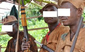 Feature image Des chasseurs donzos, imagine d'archive