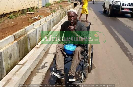 Un handicapé mendiant à Donka