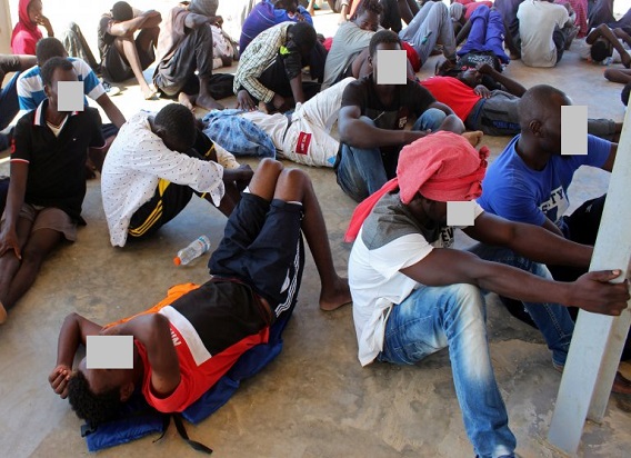 Des migrants internés dans un camp, crédit photo info migrant