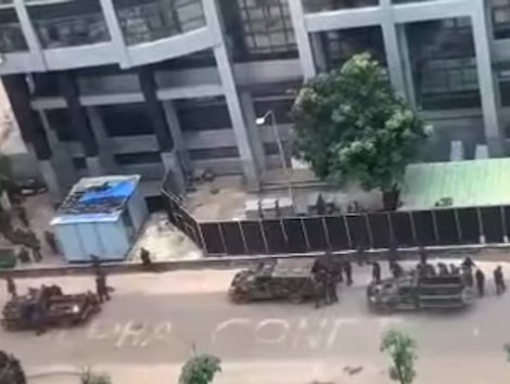 Des militaires filmés depuis un immeuble sur l'avenue de la République à Kaloum, capture d'écran