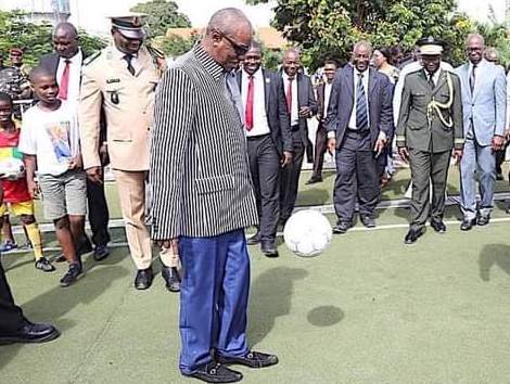 Le Président Alpha Condé, jonglant un ballon à la Bluezone de Kaloum