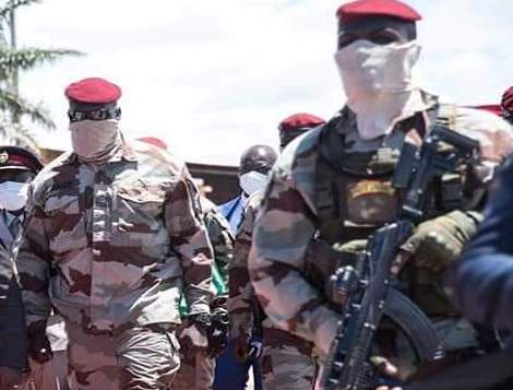 Colonel Mamadi Doumbouya, président du CNRD (G)