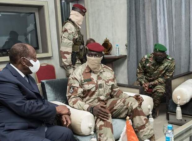Colonel Mamady Doumbouya, président du CNRD au milieu de chefs d'Etat de sous-région à Conakry