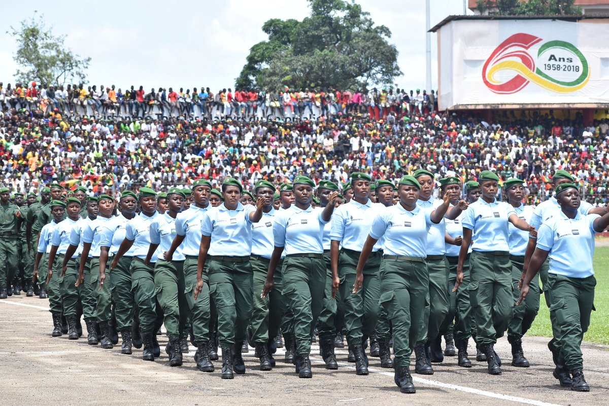Des gendarmes en défilée au stade 28 septembre lors du soixantième anniversaire de l'indépendance de la Guinée
