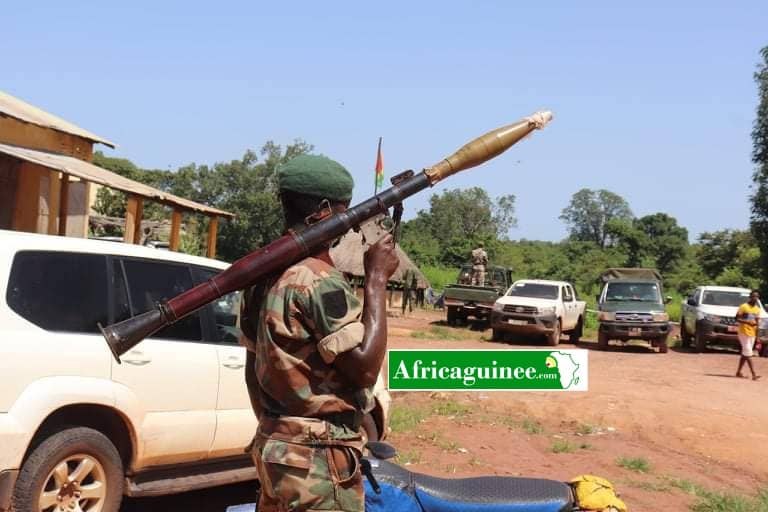 Un militaire guinéen armé d'une lance roquette à la frontière entre les deux Guinée