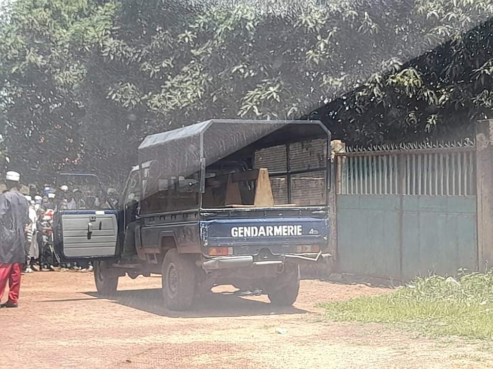 Un pickup de la gendarmerie garé à la devanture de la mosquée à Missdié Hindé