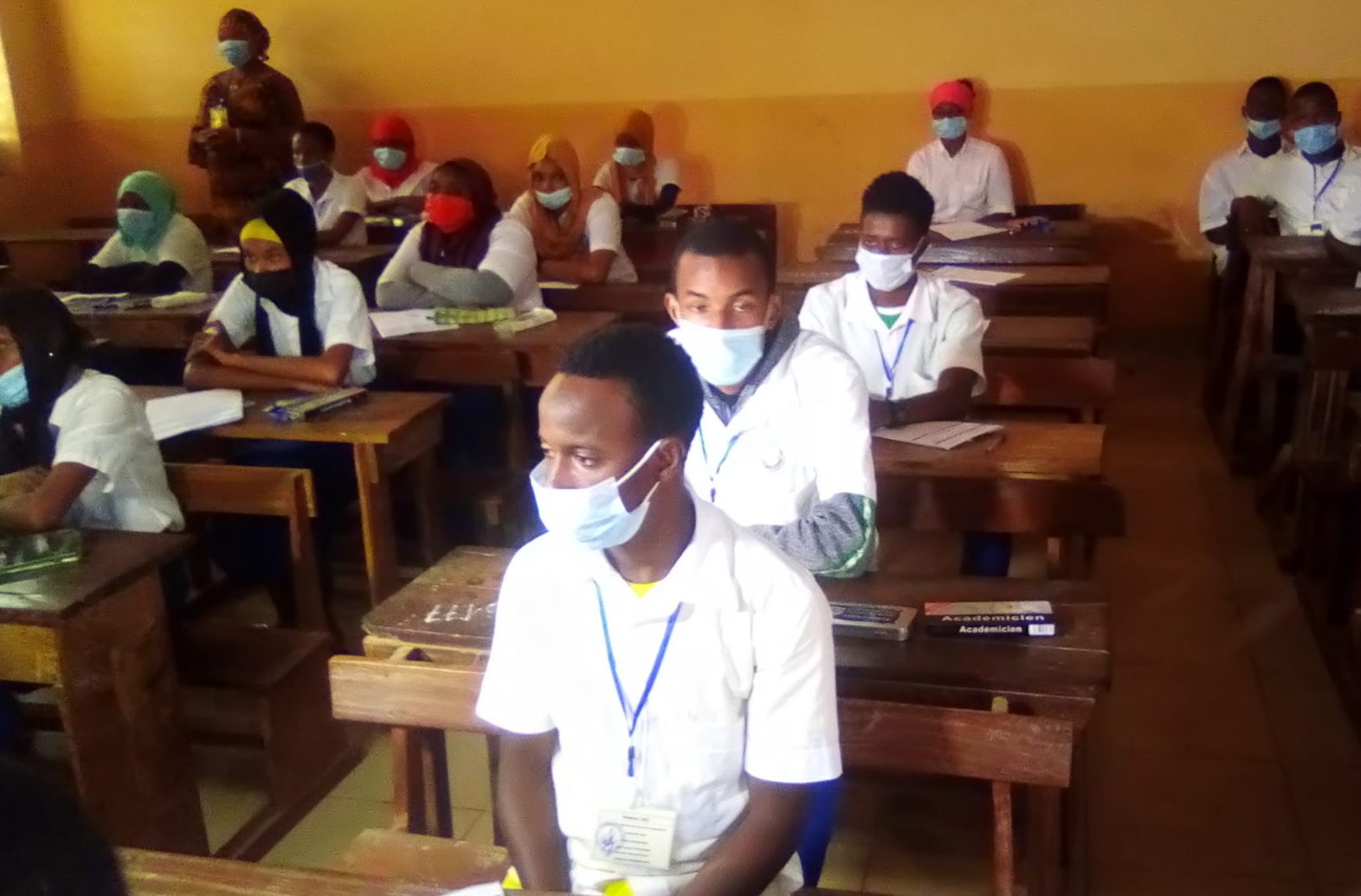 Des candidats au baccalauréat dans leur salle d'examen