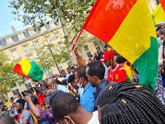 Des guinéens manifestant à Paris après la chute d'Alpha Condé