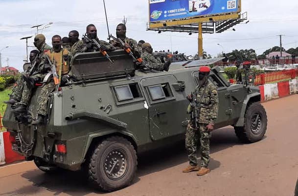 Des miliaires guinéens, postés à l'aéroport de Conakry à l'occasion de l'arrivée d'une délégation de la CEDEAO